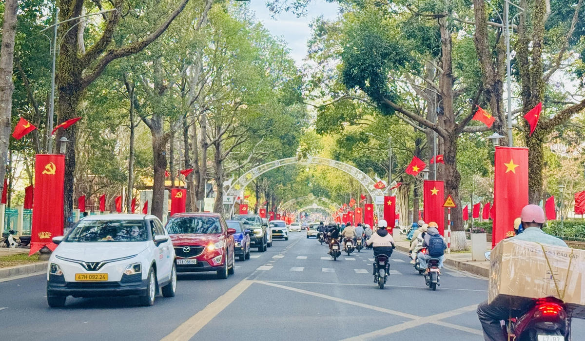 Đắk Lắk rực rỡ cờ đỏ sao vàng trong ngày mừng Đảng, mừng Xuân Bính Ngọ 2026. Ảnh: Thanh Nga.