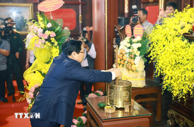 Thủ tướng Phạm Minh Chính dâng hương tại Khu lưu niệm Thủ tướng Phạm Văn Đồng ở xã Mộ Đức, tỉnh Quảng Ngãi. (Ảnh: Dương Giang/TTXVN).