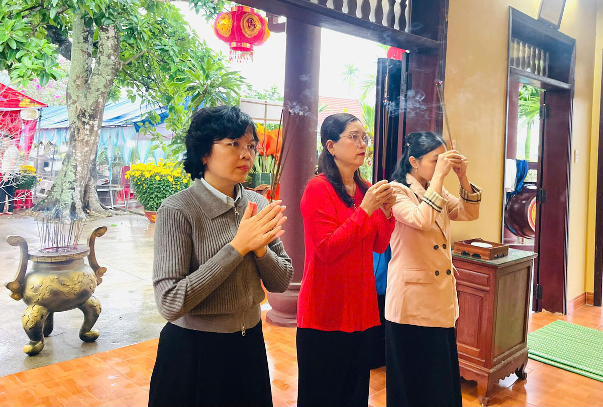 Người dân tưởng nhớ đến Bà Chiêm Sơn và dâng lễ thành kính nguyện cầu bình yên..