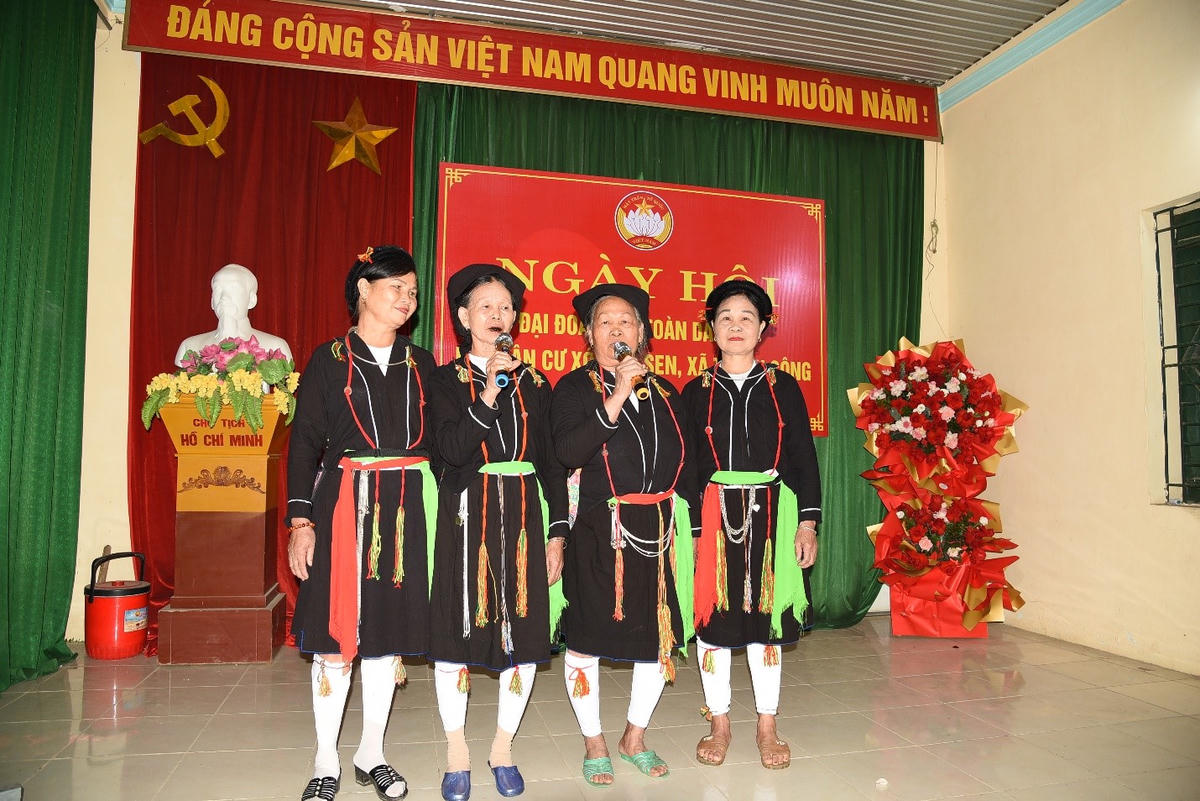 Câu lạc bộ Hát Soọng Cô biểu diễn trong Ngày hội Đại đoàn kết. Ảnh: Hằng Đồng