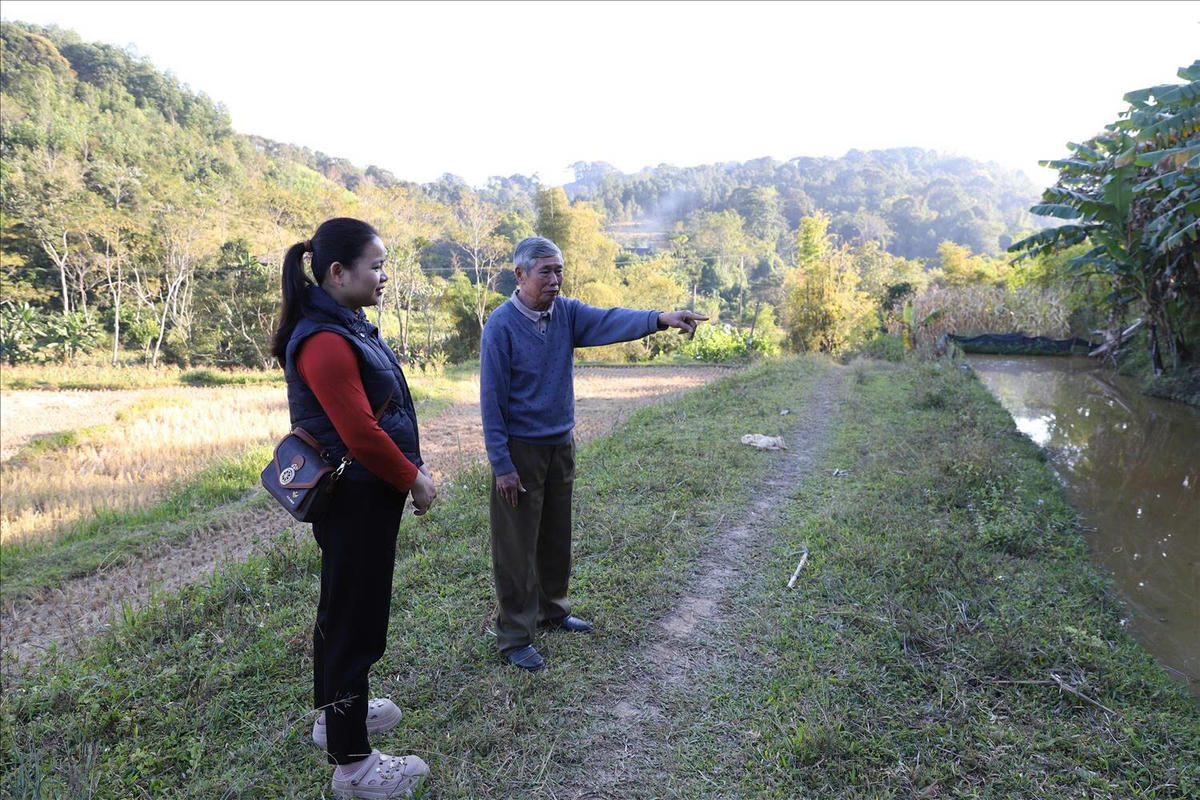 Người có uy tín Lý Đức Mạ, xã Thiện Hòa (tỉnh Lạng Sơn) tích cực vận động nhân dân hiến đất làm đường, xây dựng thôn xóm đoàn kết, phát triển.