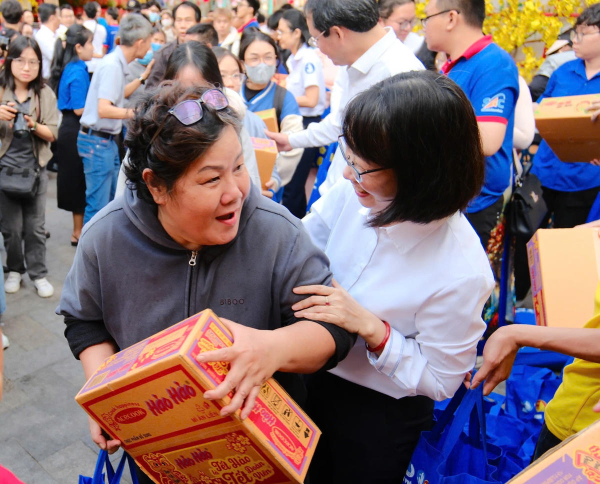 Trao quà Tết cho người nghèo. Ảnh: Q.Đ.