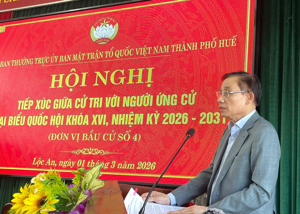 Bộ trưởng Bộ Ngoại giao Lê Hoài Trung phát biểu tại buổi tiếp xúc cử tri. Ảnh: V.H.