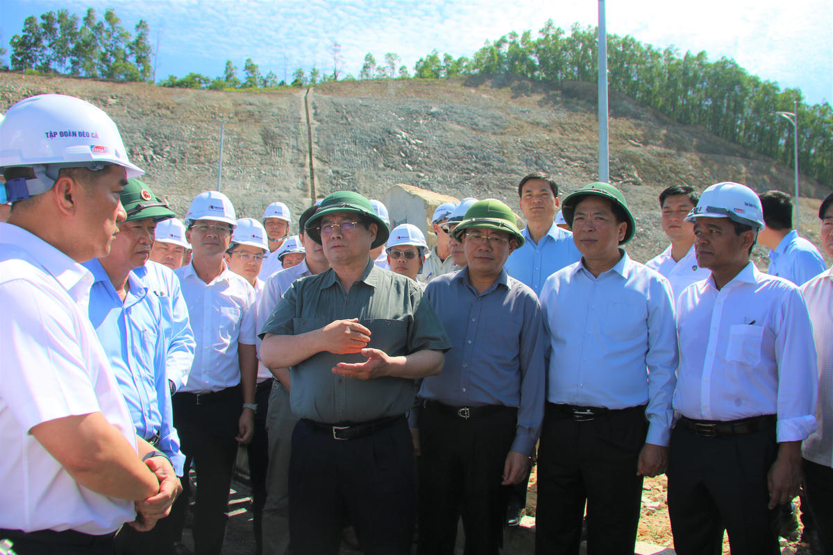 Thủ tướng Chính phủ Phạm Minh Chính nghe các đơn vị báo cáo về Dự án cao tốc Quảng Ngãi-Hoài Nhơn. Ảnh: Chí Đại.