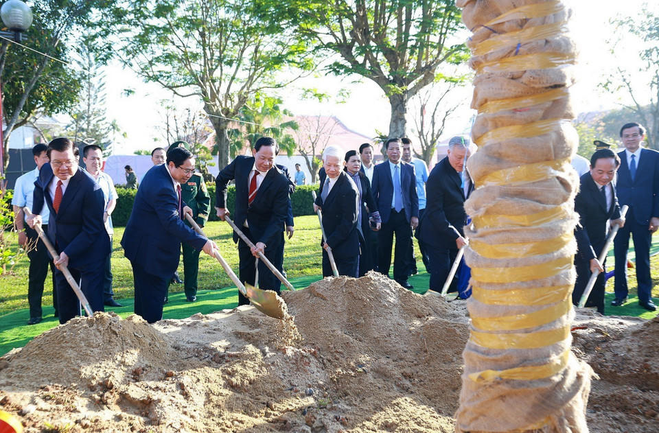 Thủ tướng Phạm Minh Chính và các đại biểu trồng cây tại Khu lưu niệm Thủ tướng Phạm Văn Đồng ở xã Mộ Đức, tỉnh Quảng Ngãi. (Ảnh: Dương Giang/TTXVN).