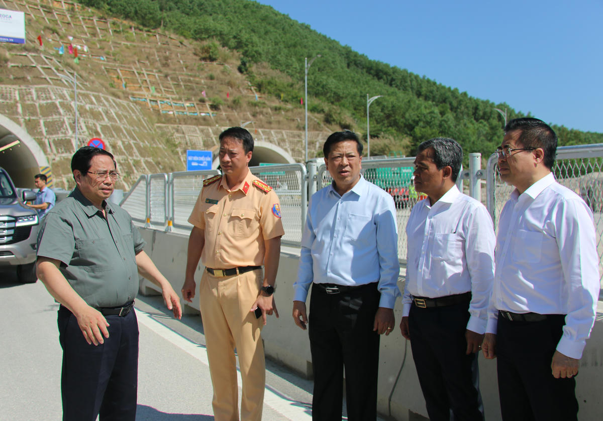 Thủ tướng Chính phủ Phạm Minh Chính trao đổi với các cơ quan chức năng về phương án sẵn sàng vận hành cao tốc Quảng Ngãi-Hoài Nhơn. Ảnh: Tấn Thành.