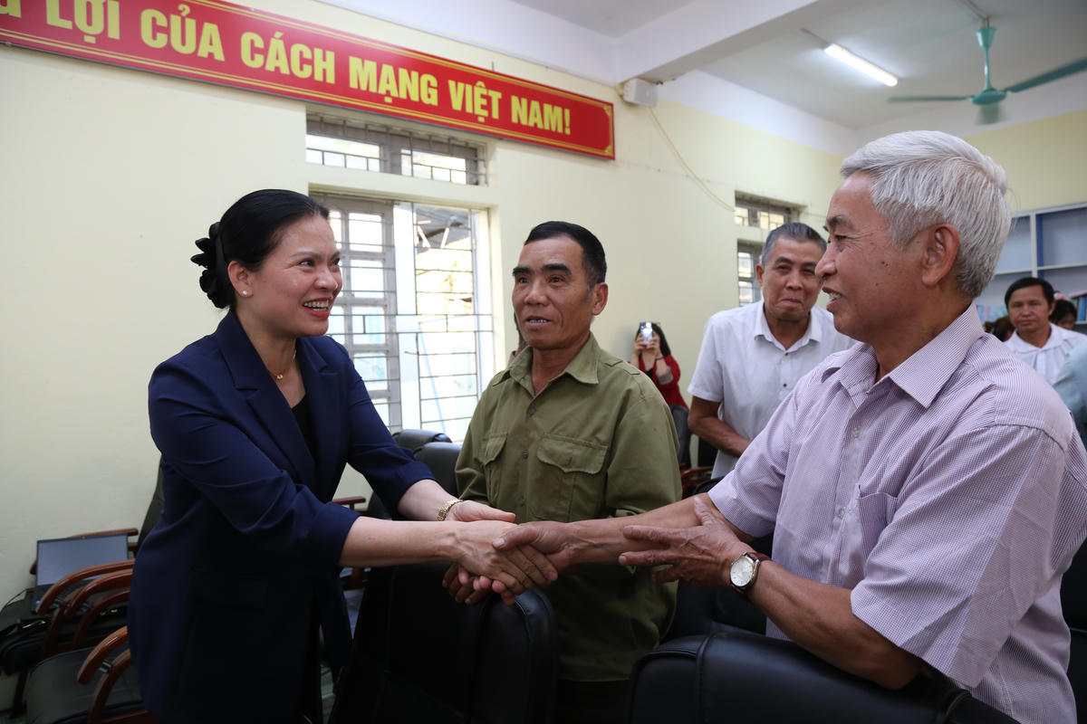 Phó Chủ tịch - Tổng Thư ký Ủy ban Trung ương MTTQ Việt Nam Hà Thị Nga trò chuyện với cử tri xã Mường Kim.