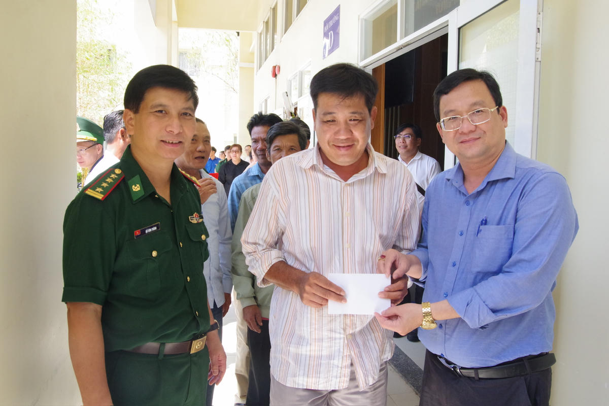 Ban Tổ chức đến thăm và tặng quà các Tổ tự quản ở cơ sở. Ảnh: Văn Danh.