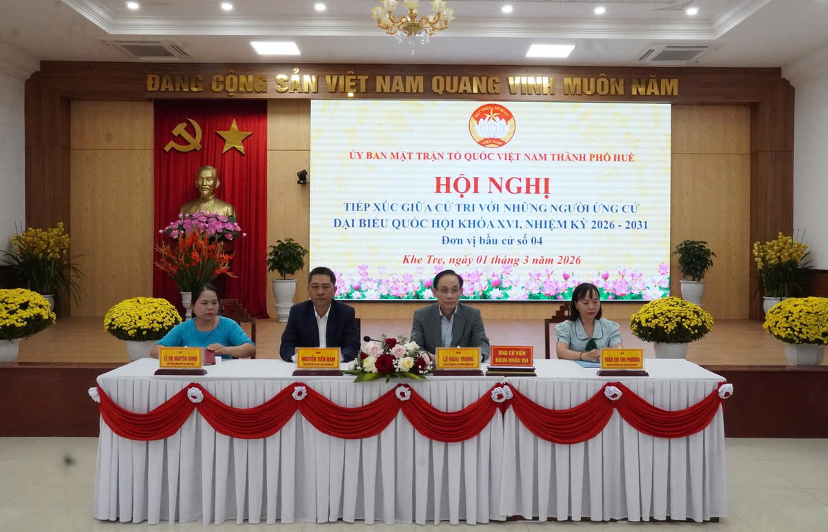 Các ứng cử viên tại buổi tiếp xúc cử tri&nbsp;để báo cáo chương trình hành động và thực hiện vận động bầu cử. Ảnh: V.H.