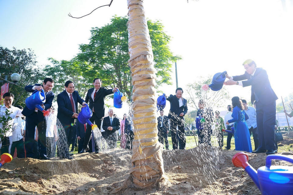 Thủ tướng Phạm Minh Chính và các đại biểu trồng cây tại Khu lưu niệm Thủ tướng Phạm Văn Đồng ở xã Mộ Đức, tỉnh Quảng Ngãi. (Ảnh: Dương Giang/TTXVN).