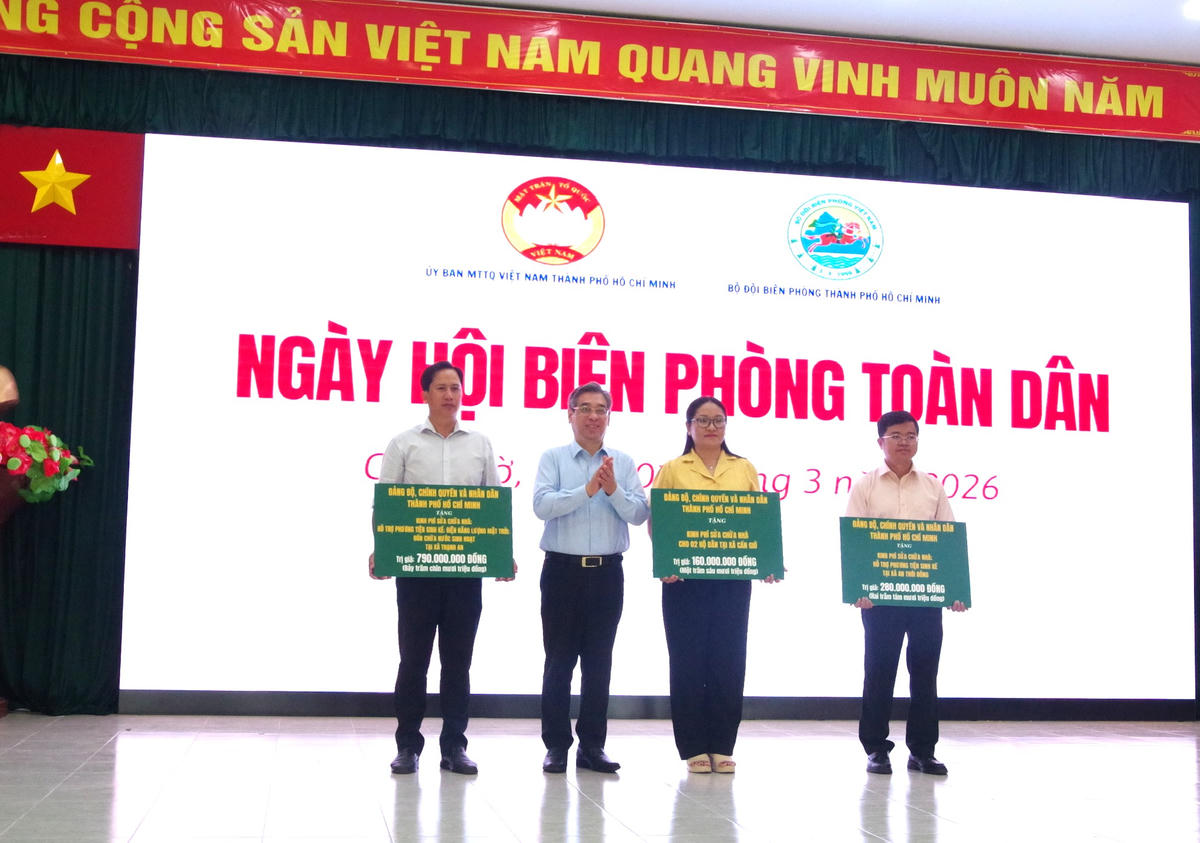 Chủ tịch Uỷ ban MTTQ Việt Nam TP Hồ Chí Minh Nguyễn Phước Lộc tặng kinh phí sửa chữa nhà cho người dân Cần Giờ. Ảnh: Văn Danh.