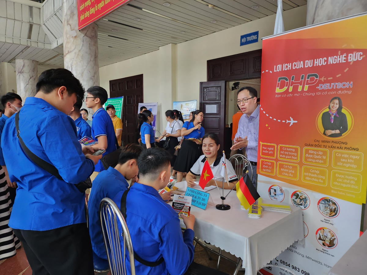 Người lao động phường Hải An, Hải Phòng tìm kiếm cơ hội việc làm. Ảnh: MD.&nbsp;