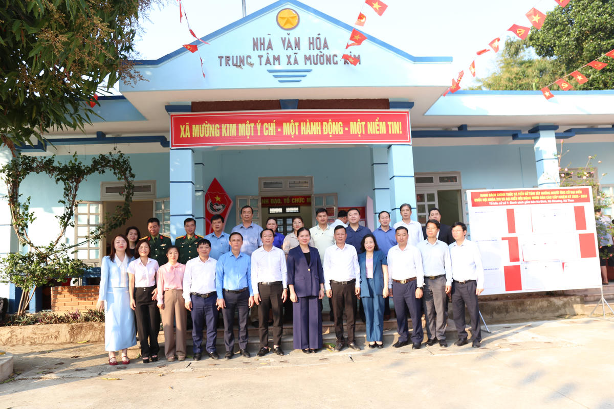 Phó Chủ tịch - Tổng Thư ký Ủy ban Trung ương MTTQ Việt Nam Hà Thị Nga chụp ảnh cùng các ứng cử viên và lãnh đạo xã Mường Kim.