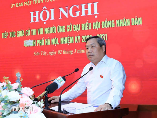 Chủ tịch Ủy ban nhân dân thành phố Hà Nội Vũ Đại Thắng trình bày chương trình hành động trước cử tri Sơn Tây-Tùng Thiện-Đoài Phương. (Ảnh: Hùng Mạnh/TTXVN)