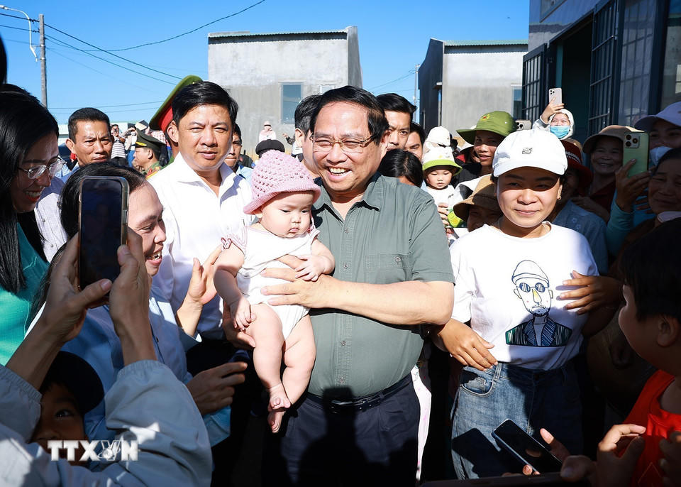 Thủ tướng Phạm Minh Chính thăm, chúc Tết nhân dân Khu Tái định cư xã Tuy An Tây, phía Đông tỉnh Đắk Lắk. (Ảnh: Dương Giang/TTXVN).