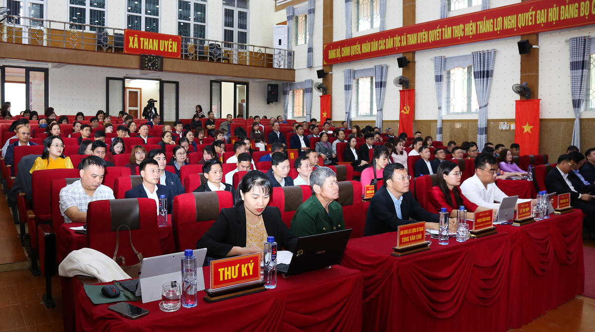 Các đại biểu và cử tri dự hội nghị.
