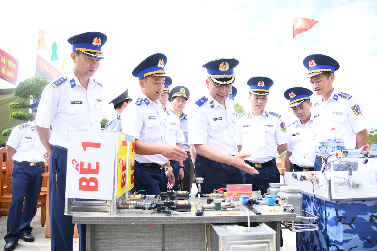 Thiếu tướng Lê Đình Cường - Phó Bí thư Đảng ủy, Tư lệnh Cảnh sát biển Việt Nam tham quan mô hình học cụ tại lễ ra quân. Ảnh: Đức Định.