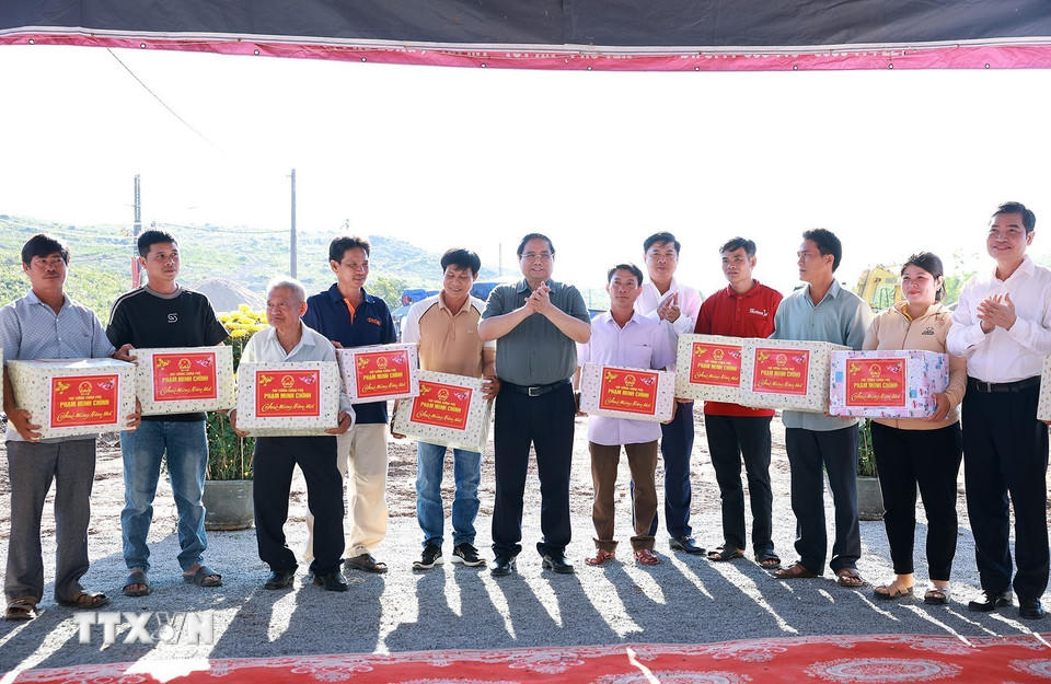 Thủ tướng Phạm Minh Chính tặng quà cho nhân dân Khu Tái định cư xã Tuy An Tây và Tuy An Nam, tỉnh Đắk Lắk. (Ảnh: Dương Giang/TTXVN).