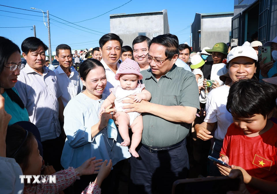 Thủ tướng Phạm Minh Chính thăm, chúc Tết nhân dân Khu Tái định cư xã Tuy An Tây, phía Đông tỉnh Đắk Lắk. (Ảnh: Dương Giang/TTXVN).
