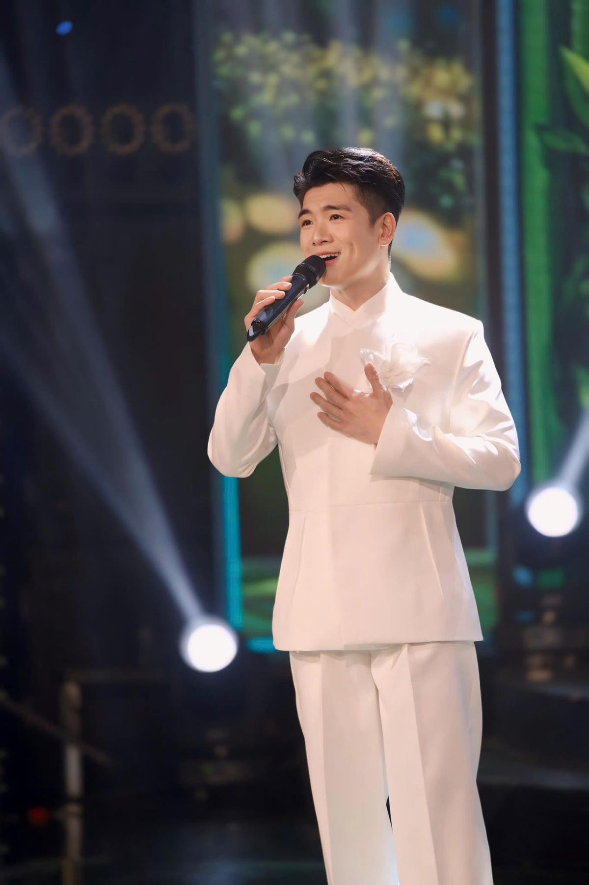 Phó Chủ tịch SHB Đỗ Quang Vinh gây sốt trên mạng xã hội với phần biểu diễn đầy cảm xúc ca khúc “Người gieo mầm xanh”.