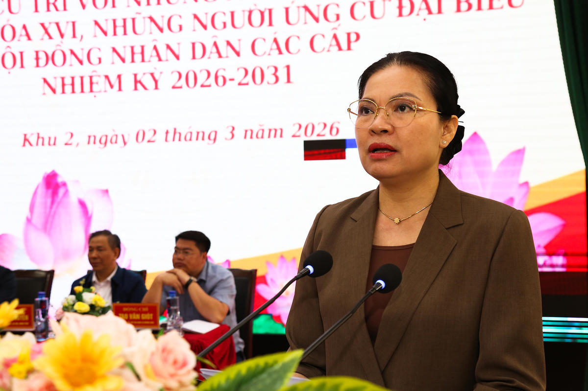 Phó Chủ tịch - Tổng Thư ký Ủy ban Trung ương MTTQ Việt Nam Hà Thị Nga trình bày chương trình hành động tại hội nghị tiếp xúc cử tri ở xã Than Uyên.