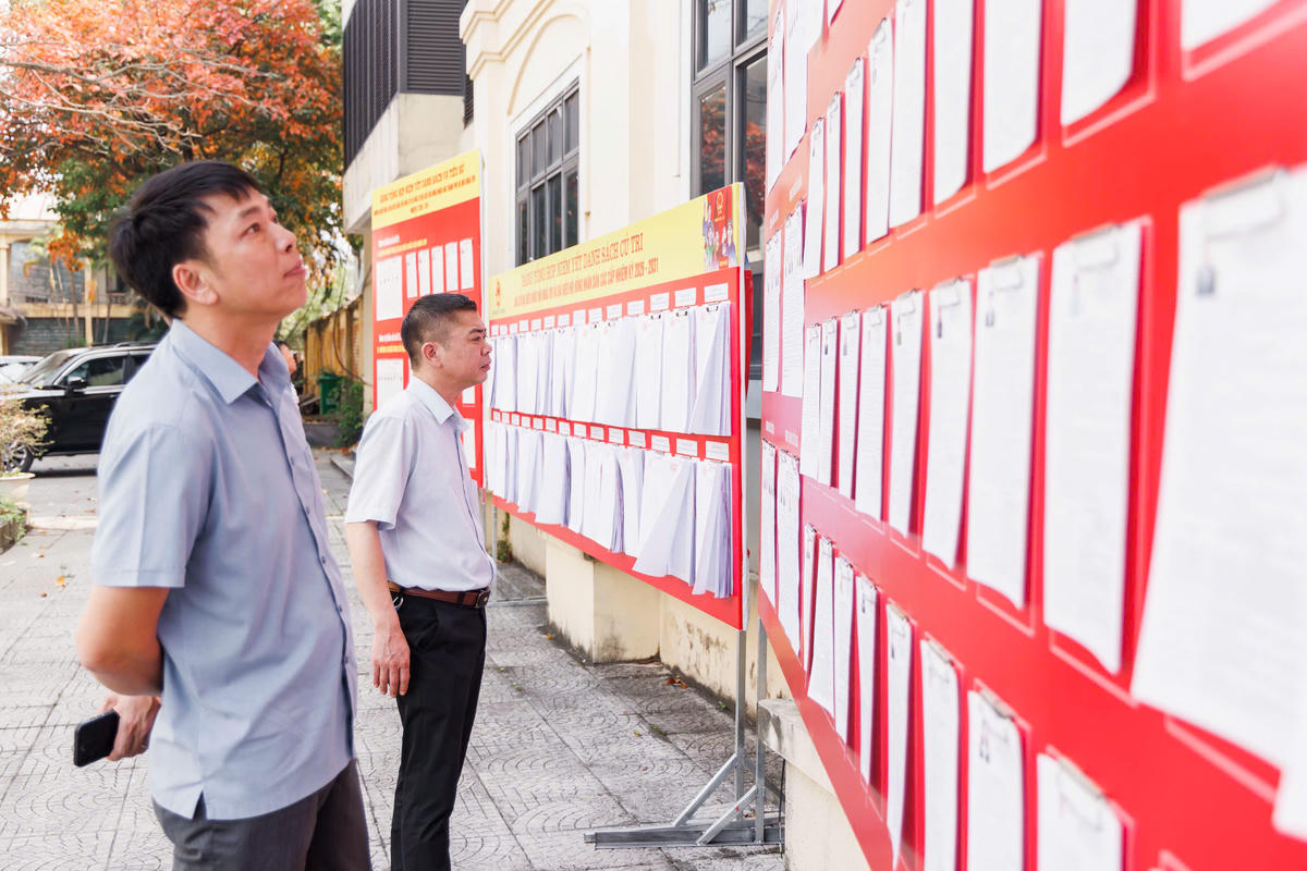 Cử tri tìm hiểu thông tin các ứng viên đại biểu Quốc hội. Ảnh: Quang Vinh