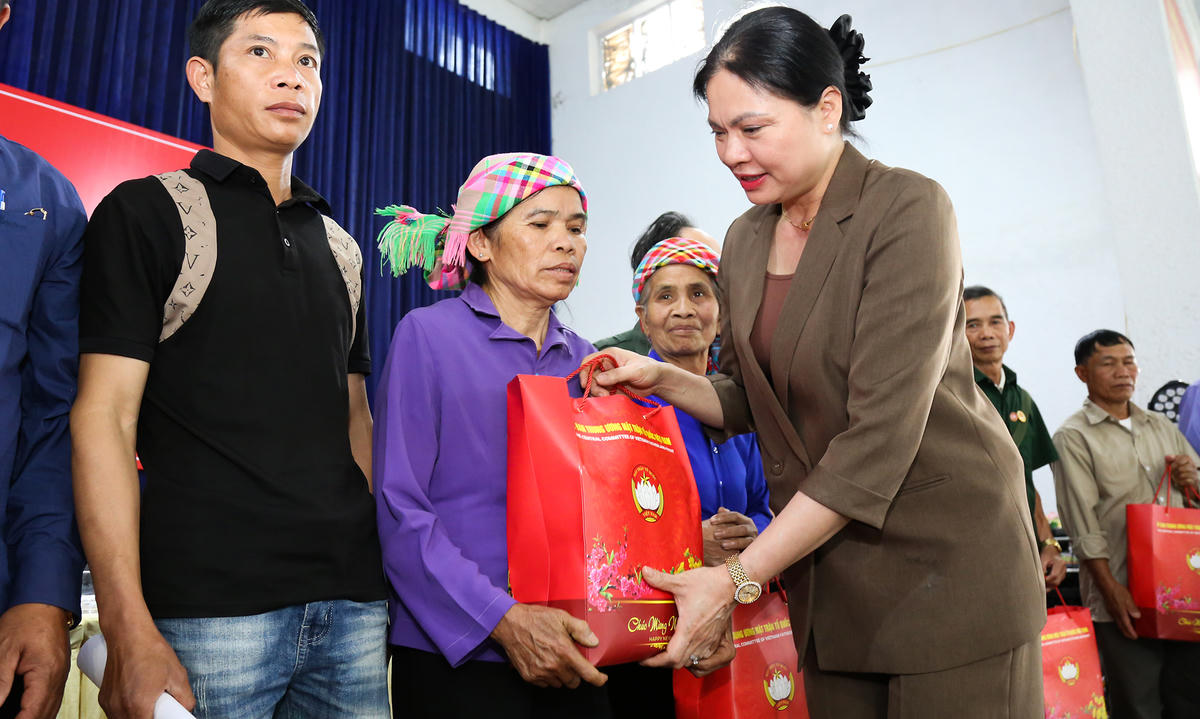 Phó Chủ tịch - Tổng Thư ký Ủy ban Trung ương MTTQ Việt Nam Hà Thị Nga tặng quà cho nhân dân xã Mường Than.