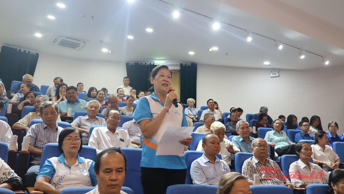 Các cử tri bày tỏ ý kiến, tâm tư tới các ứng cử viên ĐBQH tại hội nghị. Ảnh: Hồng Phúc.