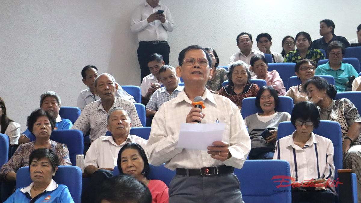 Cử tri Hồ Duy Hải (phường Bàn Cờ) phát biểu tâm tư. Ảnh: Hồng Phúc.