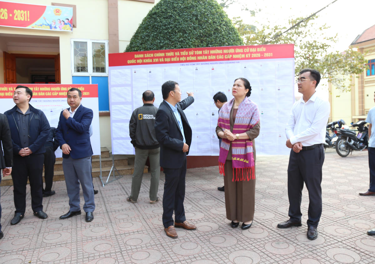 Phó Chủ tịch - Tổng Thư ký Ủy ban Trung ương MTTQ Việt Nam Hà Thị Nga trao đổi với lãnh đạo xã Than Uyên về công tác bầu cử.