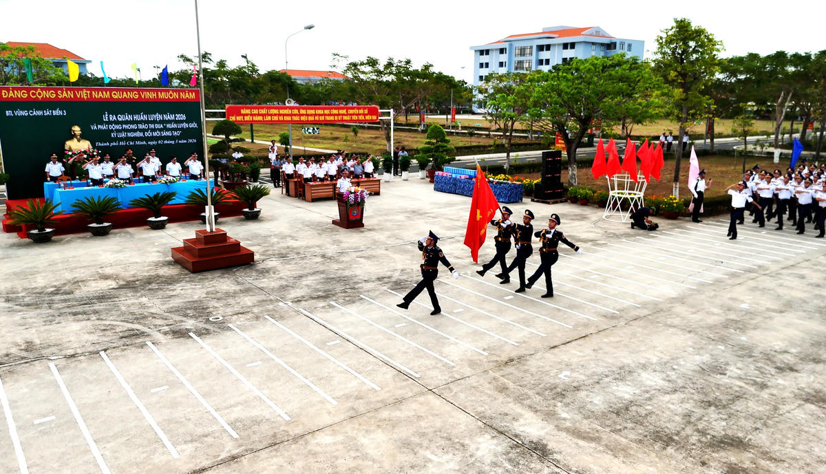 Các cán bộ, chiến sĩ Cảnh sát biển tham gia duyệt đội hình, đội ngũ tại lễ ra quân. Ảnh: Đức Định.