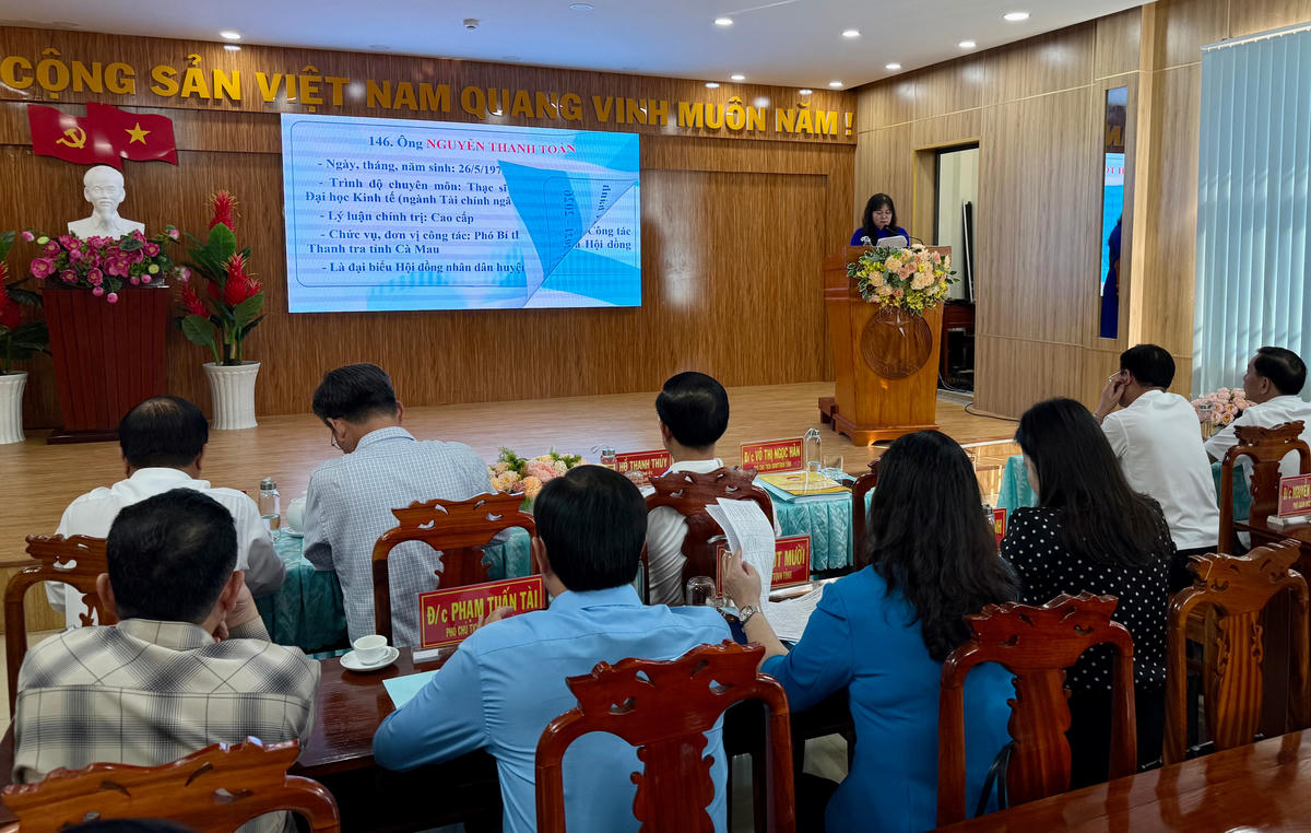 Bà Võ Thị Ngọc Hân, Phó Chủ tịch Uỷ ban MTTQ Việt Nam tỉnh Cà Mau thông qua danh sách sơ bộ người ứng cử đại biểu HĐND tỉnh nhiệm kỳ 2026-2031 tại Hội nghị hiệp thương lần thứ hai, ngày 2/2/2026. Ảnh: Nguyên Du