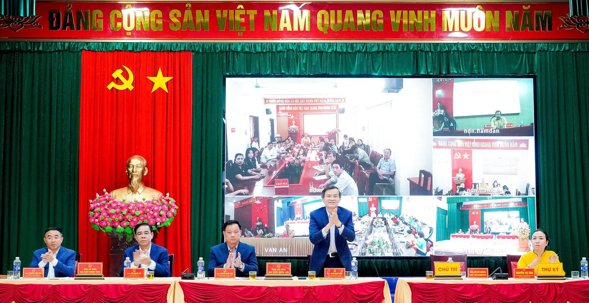 5 ứng cử viên đại biểu Quốc hội tại đơn vị bầu cử số 3 gồm 5 xã&nbsp;Kim Liên, Vạn An, Nam Đàn, Thiên Nhẫn và Đại Huệ&nbsp;tiếp xúc cử tri, vận động bầu cử tại Nghệ An. Ảnh: PB