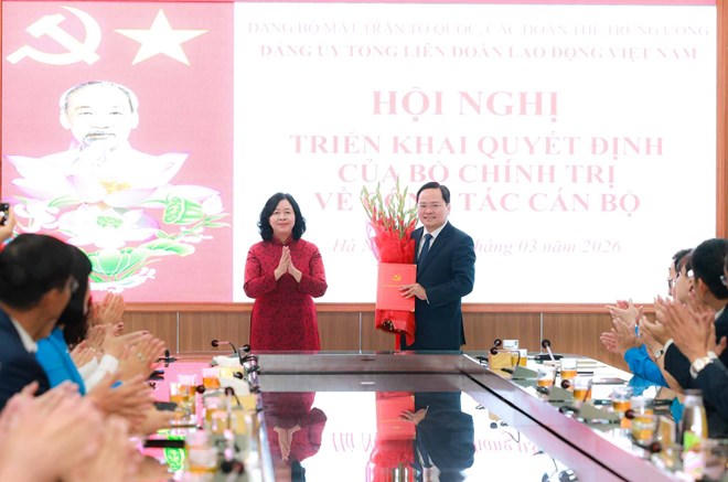 Đồng chí Bùi Thị Minh Hoài, Ủy viên Bộ Chính trị, Bí thư Trung ương Đảng, Bí thư Đảng ủy MTTQ, các đoàn thể Trung ương, Chủ tịch UBTƯ MTTQ Việt Nam đã trao quyết định và tặng hoa chúc mừng đồng chí Nguyễn Anh Tuấn, Bí thư Đảng ủy Tổng LĐLĐ Việt Nam nhiệm kỳ 2025 - 2030. Ảnh: Nguyễn Hải