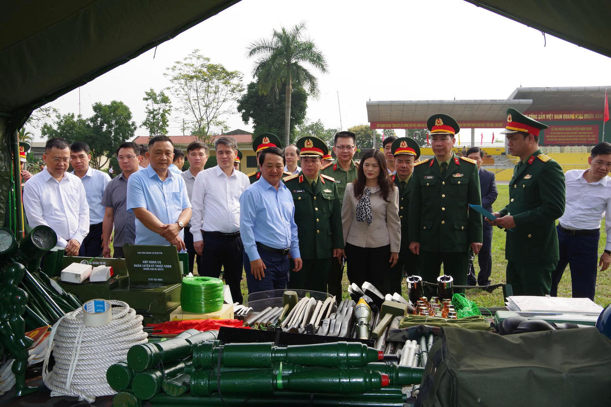 Bí thư Tỉnh ủy Tuyên Quang Hầu A Lềnh cùng các đại biểu tham quan mô hình học cụ của các đơn vị trong Lễ ra quân huấn luyện.