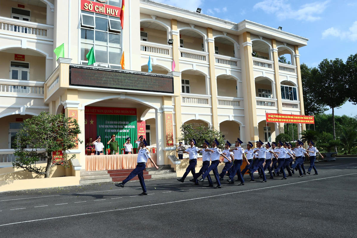 Duyệt đội hình, đội ngũ tại lễ ra quân huấn luyện. Ảnh: Hồng Vân.