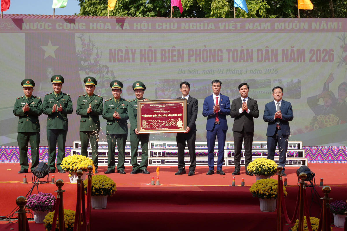 Đảng ủy - HĐND - UBND - Ủy ban MTTQ xã Ba Sơn tặng Đồn Biên phòng Ba Sơn bức tranh "Thắm tình quân dân, vững vàng biên giới".&nbsp;