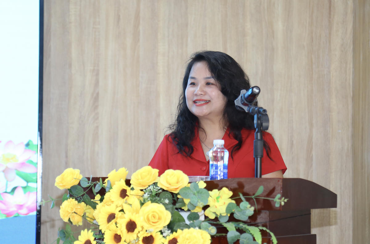 Bà Nguyễn Quỳnh Liên phát biểu trước cử tri xã Đông Hòa. (ảnh: Thanh Tiến)