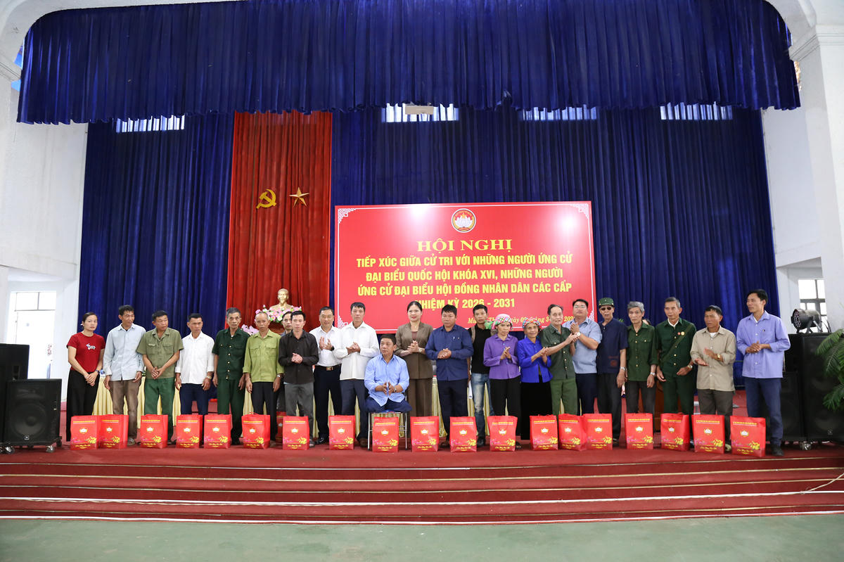 Phó Chủ tịch - Tổng Thư ký Ủy ban Trung ương MTTQ Việt Nam Hà Thị Nga chụp ảnh lưu niệm cùng các hộ gia đình chính sách, người có uy tín và hộ nghèo trên địa bàn xã Mường Than.