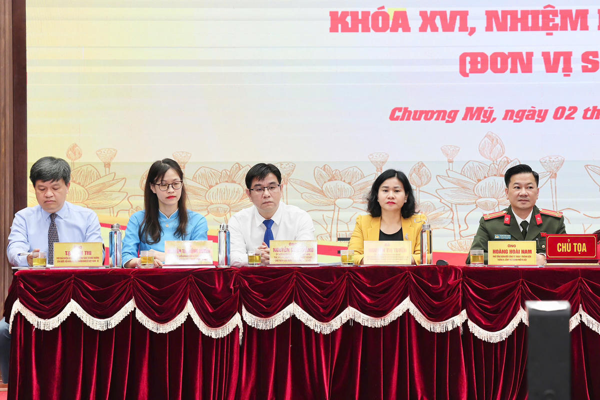 Bà Nguyễn Thị Tuyến - Ủy viên Trung ương Đảng, Phó Chủ tịch UBTƯ MTTQ Việt Nam, Chủ tịch Hội Liên hiệp Phụ nữ Việt Nam và các ứng cử viên Đại biểu Quốc hội khóa XVI tiếp xúc cử tri tại Đơn vị bầu cử số 9, thành phố Hà Nội. Ảnh: Thu Hà.