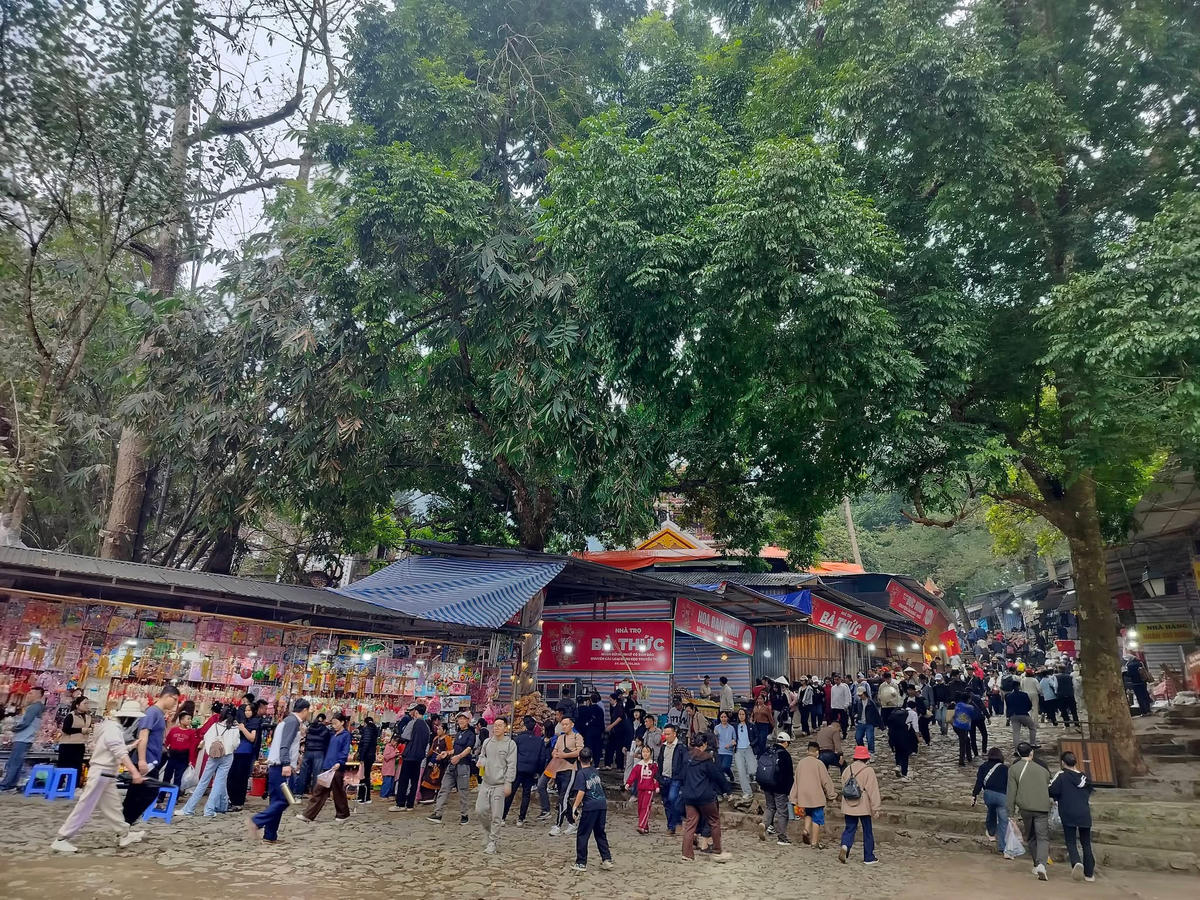 Qua kiểm tra, phần lớn hộ kinh doanh tại khu vực lễ hội chấp hành nghiêm quy định, không phát hiện vi phạm nghiêm trọng