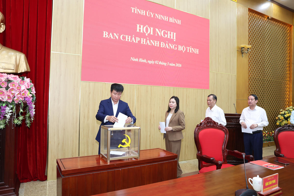 Ông Trần Huy Tuấn (ngoài cùng bên trái) được bầu giữ chức Bí thư Tỉnh ủy Ninh Bình nhiệm kỳ 2025 - 2030. Ảnh: Minh Quang