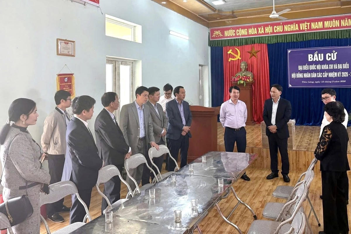 Ông Nguyễn Đức Tuấn - Phó Chủ tịch Thường trực Ủy ban MTTQ Việt Nam thành phố, Phó Chủ tịch Ủy ban bầu cử thành phố Hải Phòng (ở giữa bên trái) kiểm tra công tác chuẩn bị bầu cử đại biểu Quốc hội khóa XVI và đại biểu HĐND các cấp, nhiệm kỳ 2026 - 2031 tại xã Tiên Lãng.