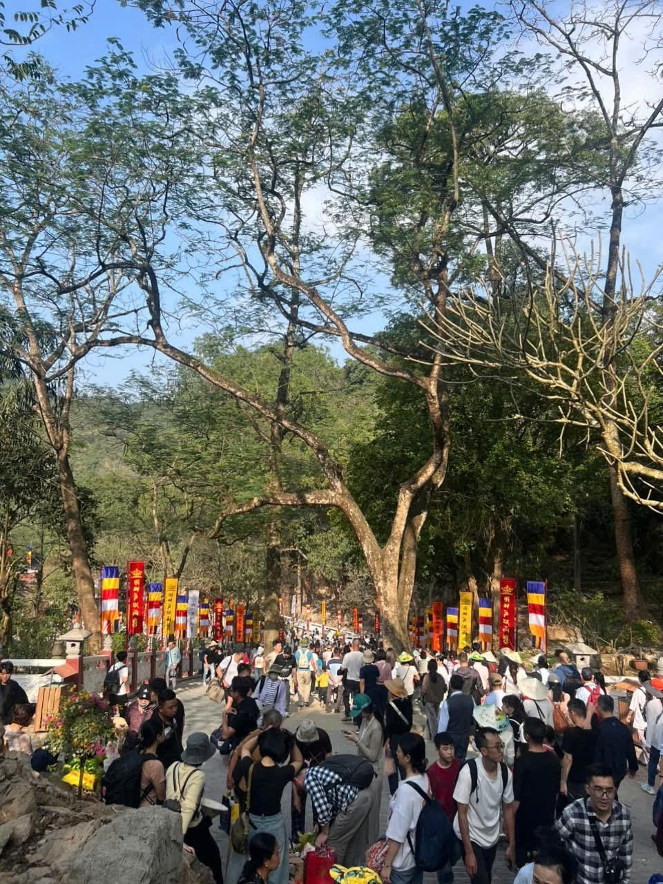 Sau hơn 1 tuần khai hội Chùa Hương đã đón lượng khách khá đông .