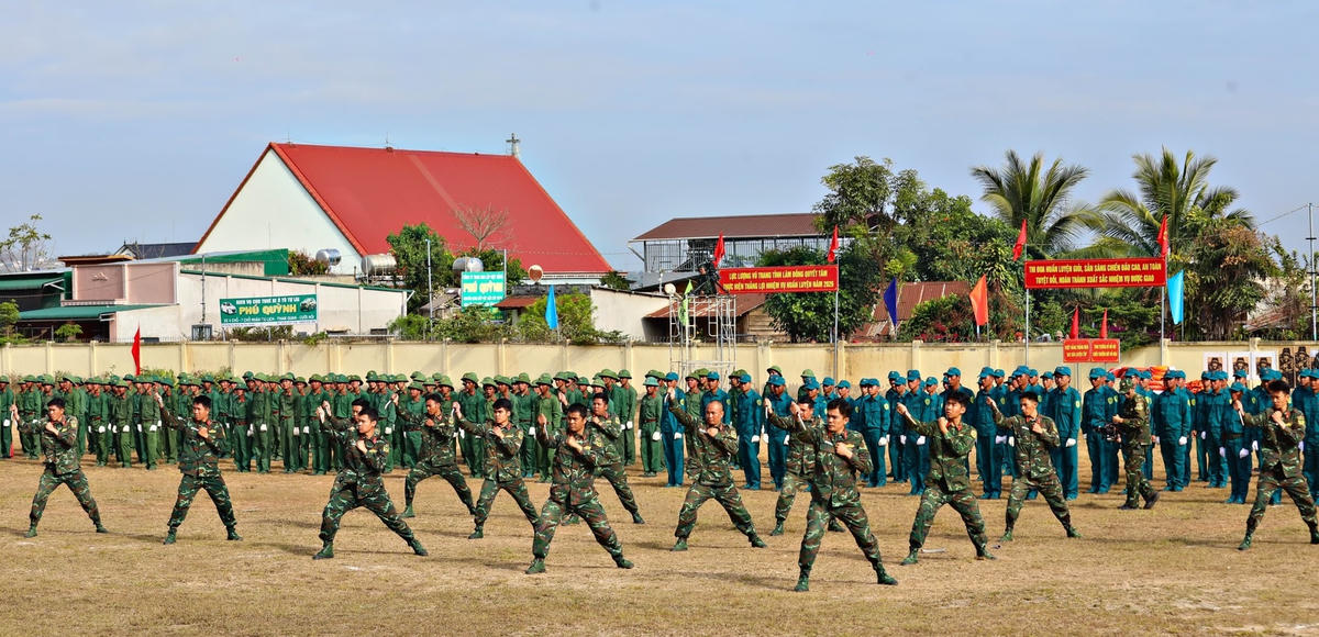 Cán bộ, chiến sĩ diễn tập võ thuật tại Lễ ra quân huấn luyện 2026. Ảnh CT