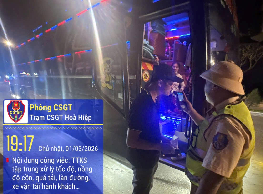 CSGT, Công an TP Đà Nẵng kiểm tra nồng độ cồn tài xế xe khách BKS: 74B-006.86. Ảnh: CSGT TP Đà Nẵng.