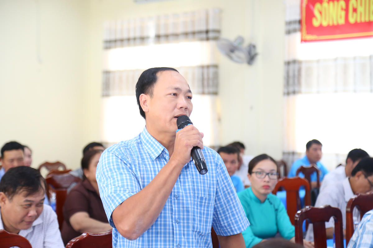 Cử tri trao đổi với các ứng viên. (ảnh: Thanh Tiến)