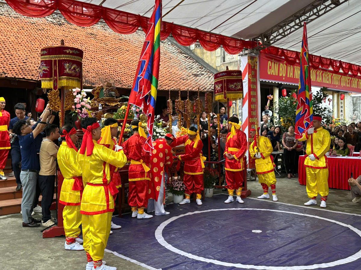 Chủ lễ thực hiện nghi thức&nbsp;cắt tiết gà trống, hòa vào bình rượu. Ảnh: PT.&nbsp;