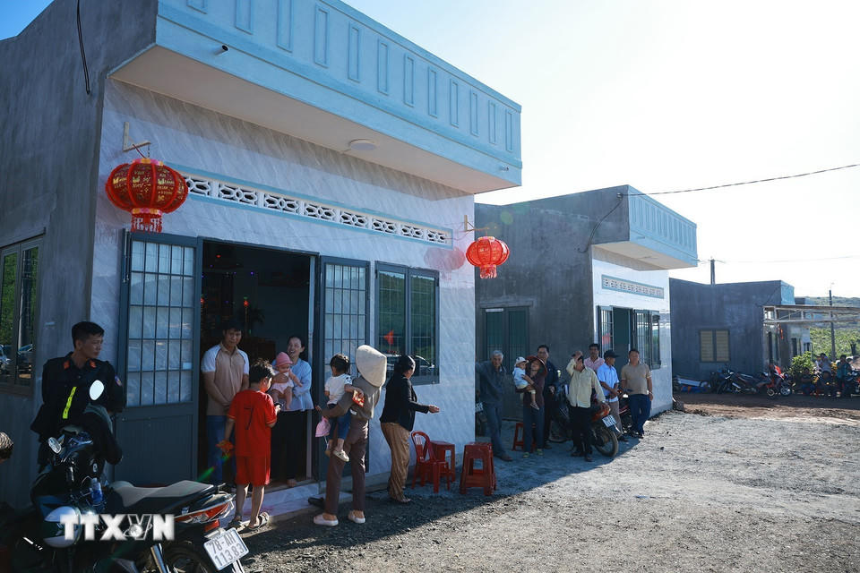 Khu nhà ở Tái định cư trong “Chiến dịch Quang Trung” tại thôn Vĩnh Xuân, xã Tuy An Tây, phía Đông tỉnh Đắk Lắk. (Ảnh: Dương Giang/TTXVN).