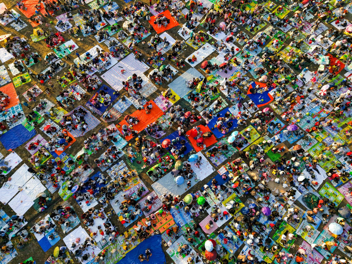 Khung cảnh đông đúc của dòng người hành hương trải nghiệm “ngủ núi”. Ảnh: Sun World Ba Den Mountain